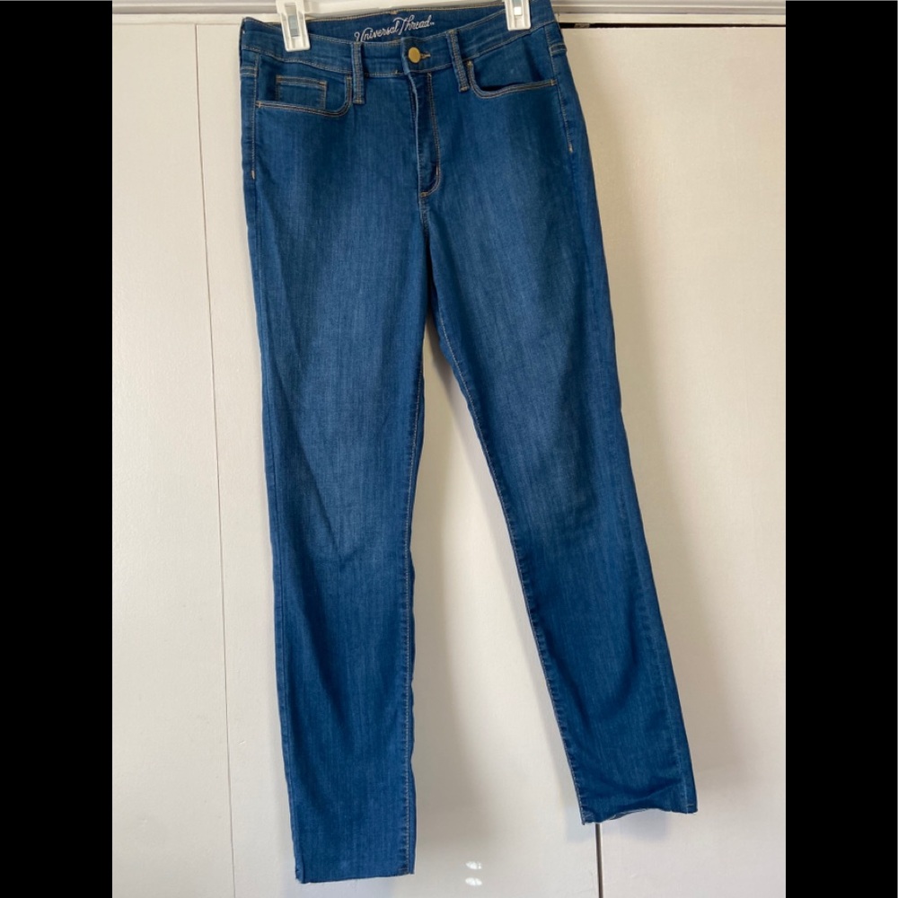 Raw hem skinny jeans